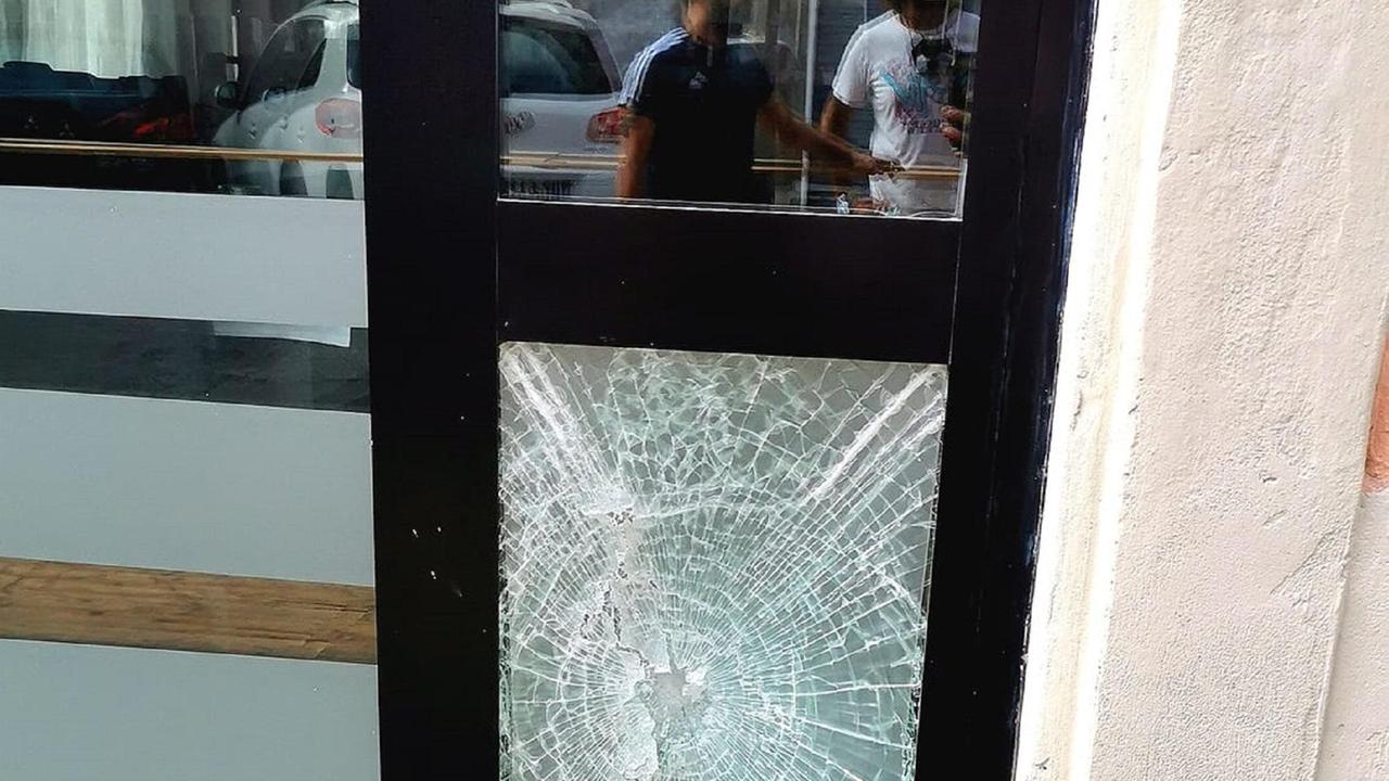 I danni alla vetrata e la pietra
