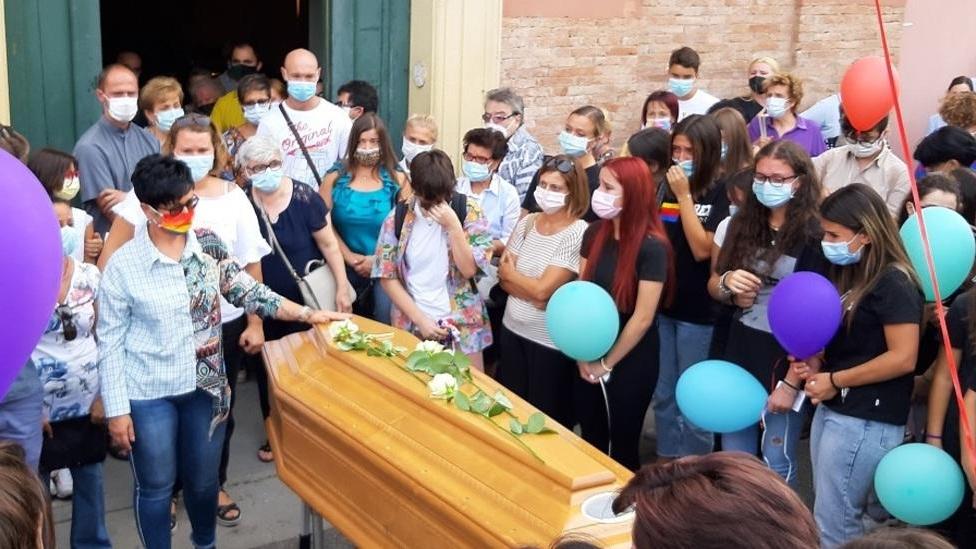 Bastiglia, a centinaia per l’addio a Giulia. Palloncini e brani tra le lacrime