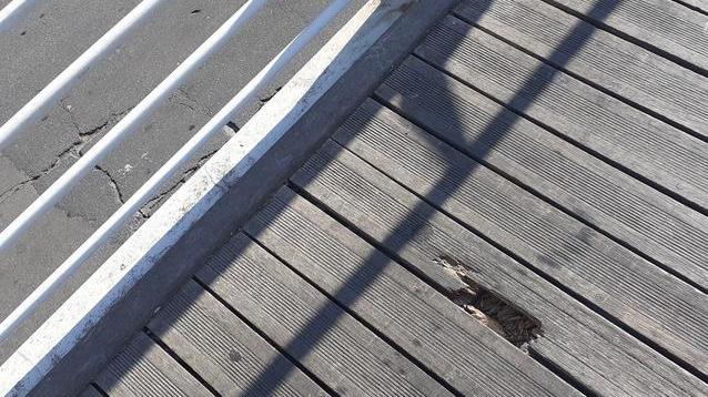 Il pavimento in legno del ponte è rovinato