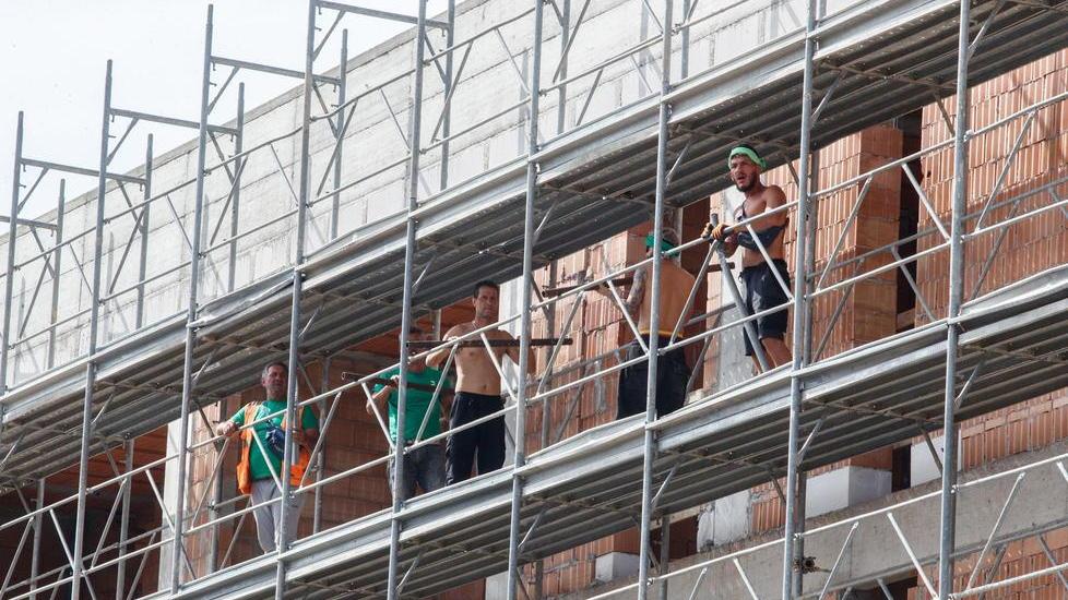 Senza stipendio da mesi Moglie rivela a un operaio «Aspetto un bambino»