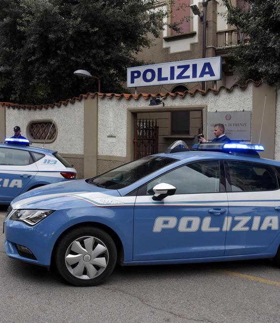 Una tenda nell’aiuola, la polizia sloggia il “campeggiatore”