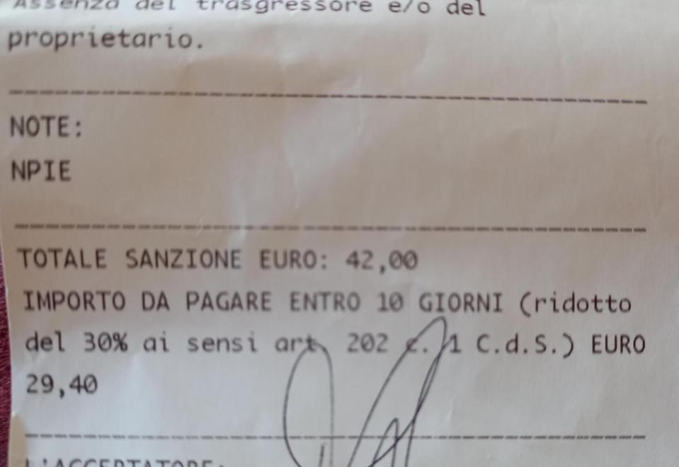 Multe scontate, il foglietto sul parabrezza genera equivoci