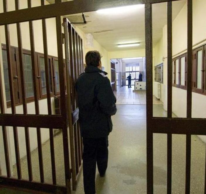 Suicida in cella dopo l’arresto Oggi la perizia, quattro indagati 