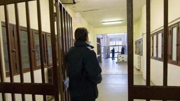Suicida in cella dopo l’arresto Oggi la perizia, quattro indagati