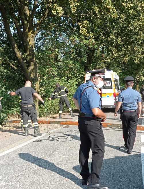 Anziano cade in bici e vola giù dall’argine