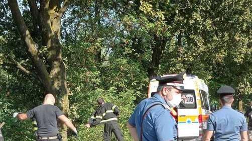 Anziano cade in bici e vola giù dall’argine