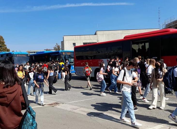 Caos in via Peruzzi «Viabilità impazzita con auto in colonna e corriere colme» 