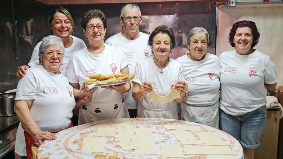 Volontariato e “pinzini del giovedì” Così la Dogatese è ripartita «Grazie alle signore del paese»