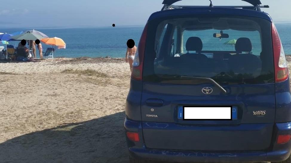 Con l’auto sulla spiaggia, multato 