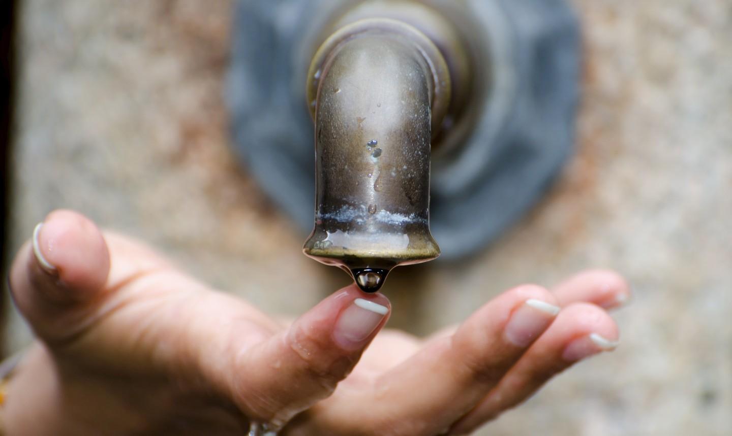 Acqua non potabile in via Grazia Deledda e al Monte Alto 