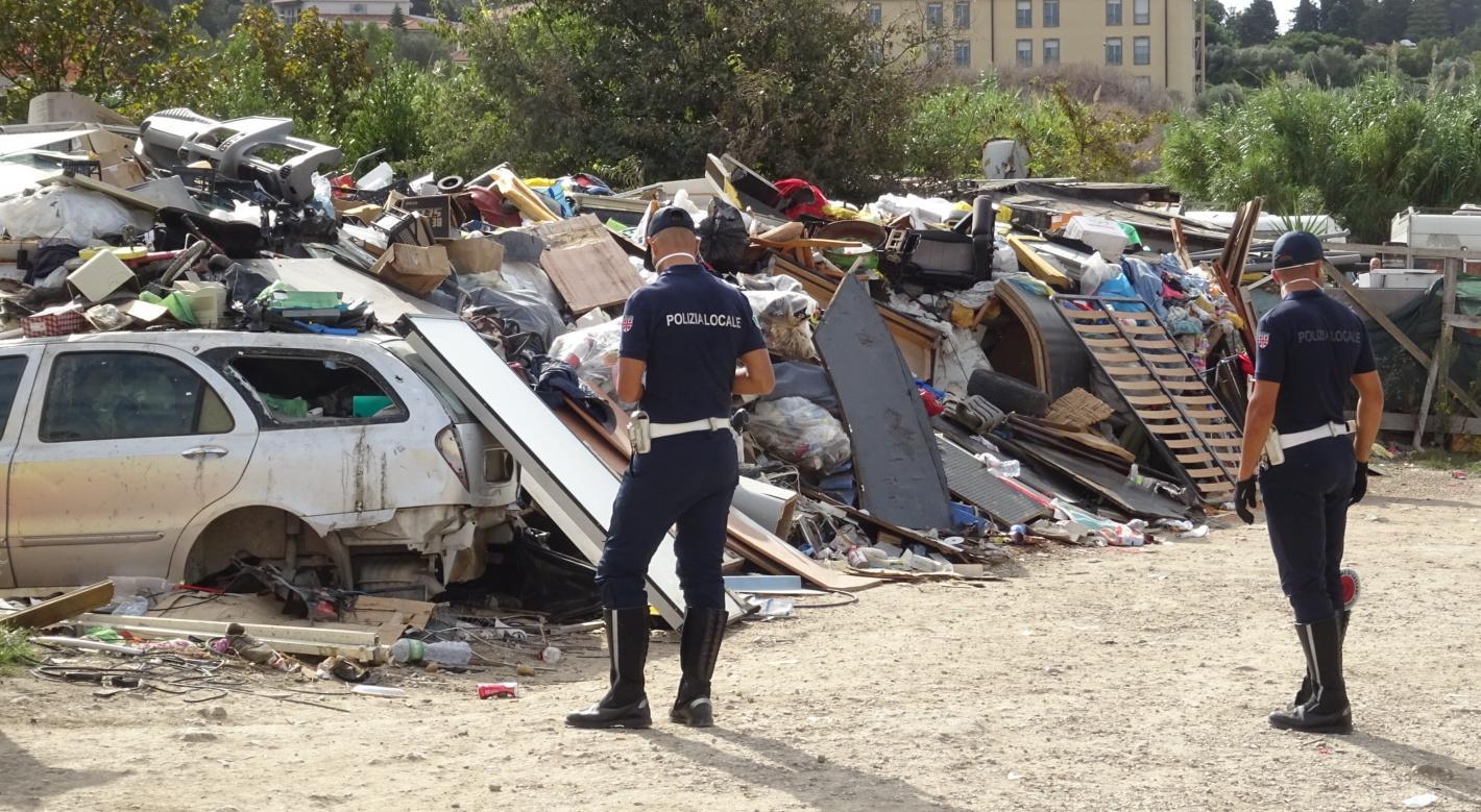 I rom invadono il Comune «Portateci via dal campo» 