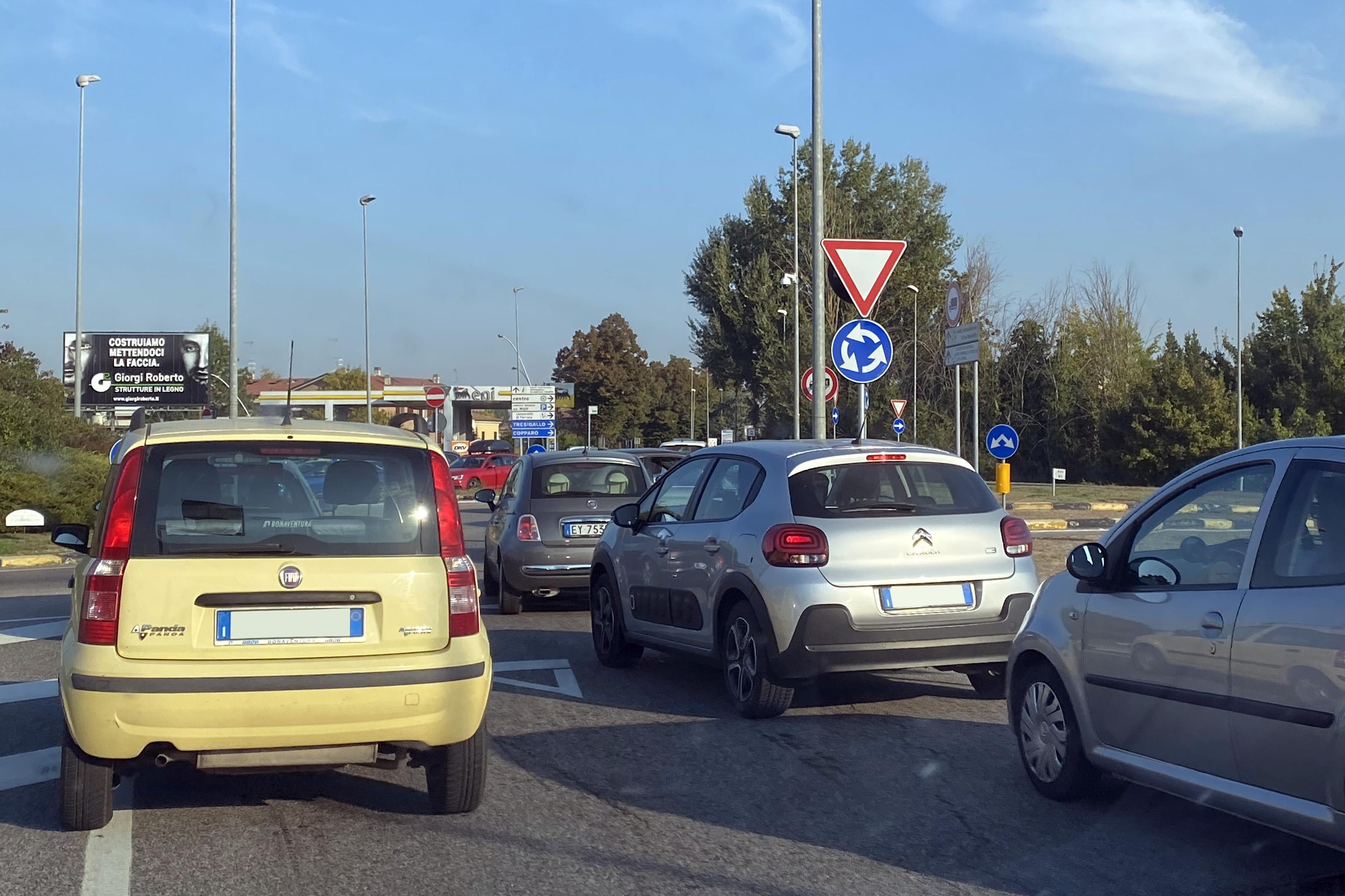 È cominciata la scuola e il traffico va in tilt: code nei punti neri della città 