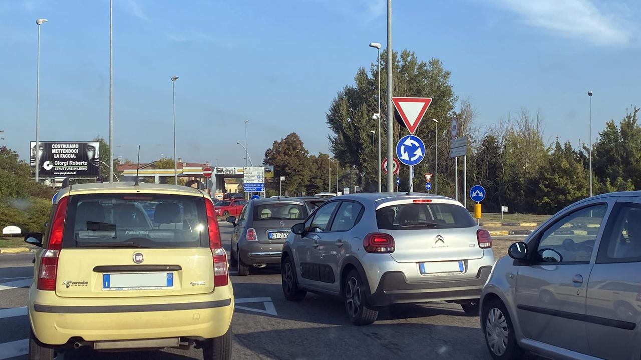 È cominciata la scuola e il traffico va in tilt: code nei punti neri della città