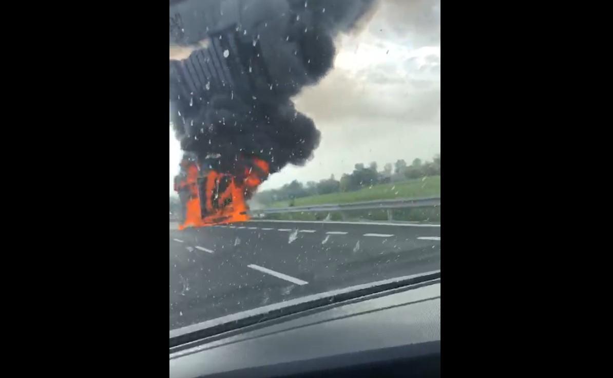 Paura sulla Ferrara-Mare per un camion in fiamme, traffico blocccato per tutto il giorno