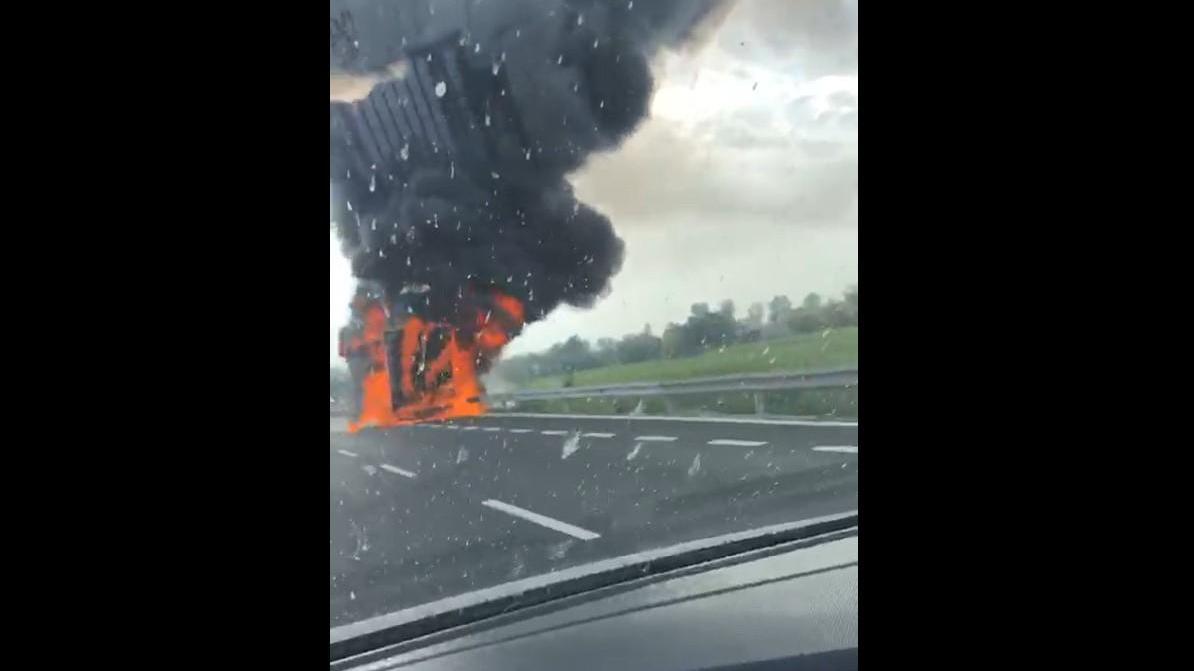 Paura sulla Ferrara-Mare per un camion in fiamme, traffico blocccato per tutto il giorno