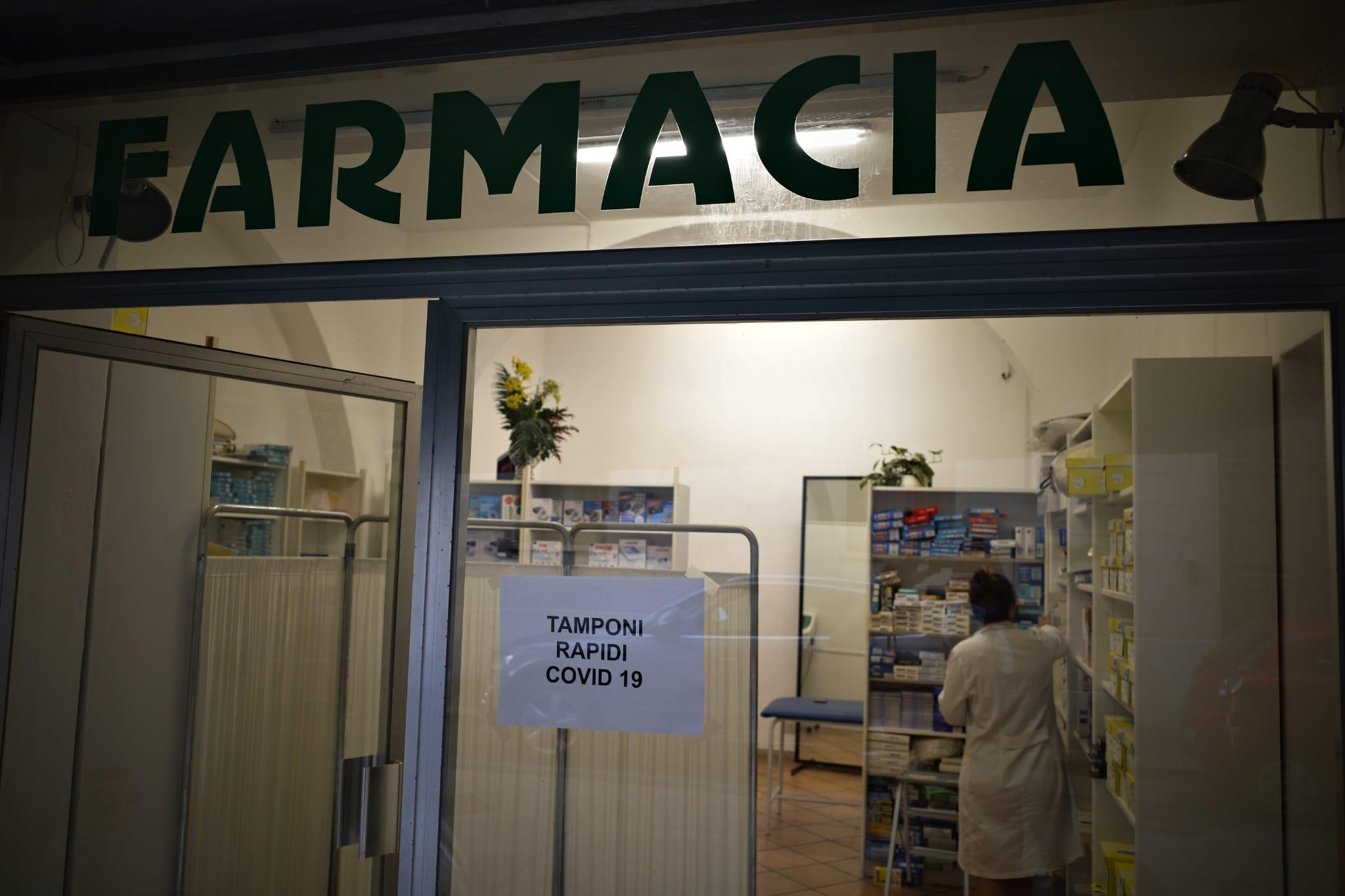 La farmacia Castelli di via Cairoli. «Vediamo molti prof no vax», racconta il titolare Carlo Montano
