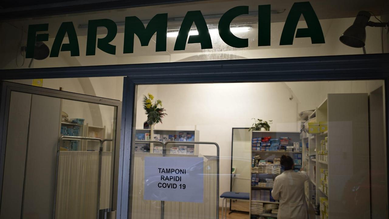 La farmacia Castelli di via Cairoli. «Vediamo molti prof no vax», racconta il titolare Carlo Montano