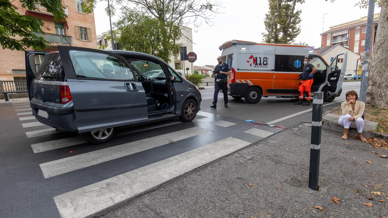 Novantenne investito al passaggio pedonale a Villa Fulvia