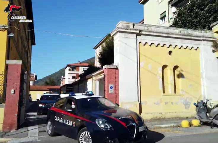«Aiuto, mi tolgono i bambini». Si uccide giovane madre ex ospite di Serinper
