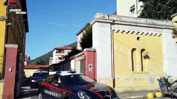 «Aiuto, mi tolgono i bambini». Si uccide giovane madre ex ospite di Serinper