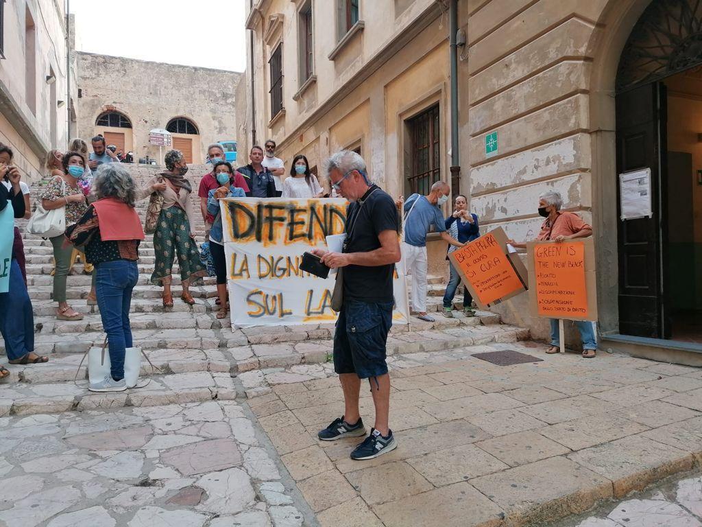 Mini protesta davanti a scuola dei docenti anti Green pass