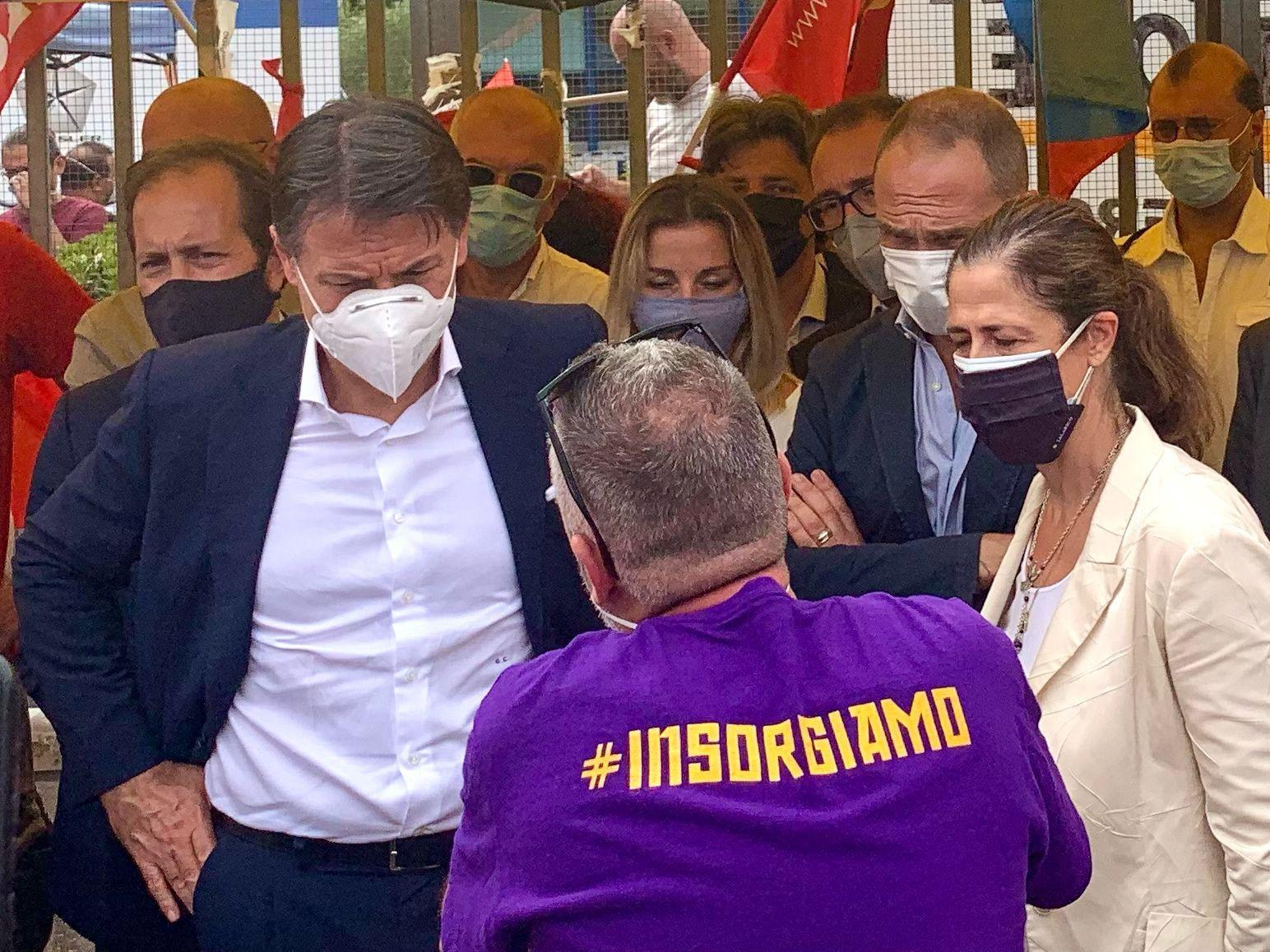 Giuseppe Conte e Alessandra Todde in visita ai lavoratori Gkn a Campi Bisenzio
