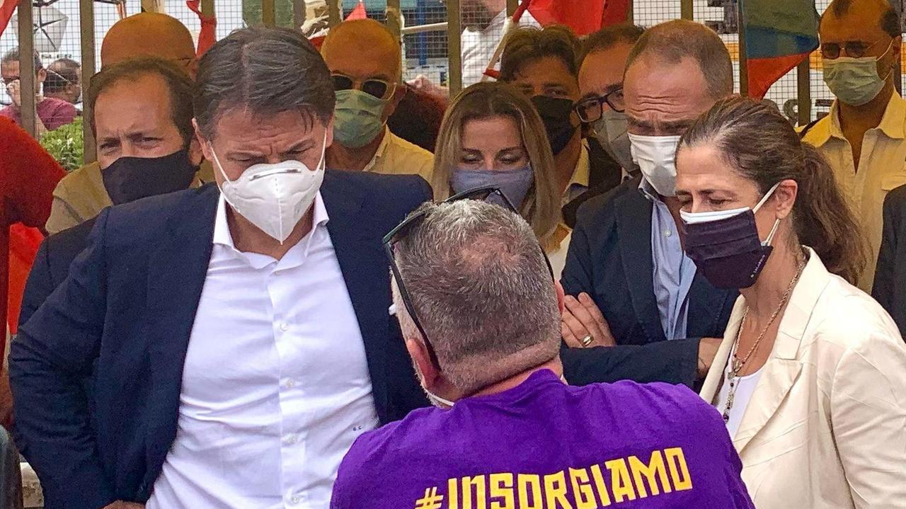 Giuseppe Conte e Alessandra Todde in visita ai lavoratori Gkn a Campi Bisenzio