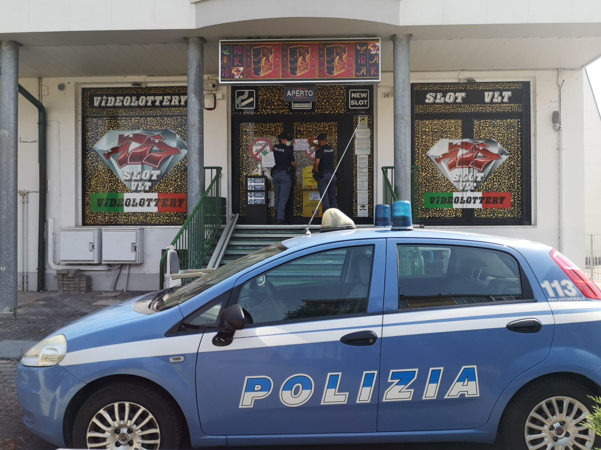 Cento, sala giochi "blindata" per evitare controlli Covid e di Polizia: il questore la chiude 