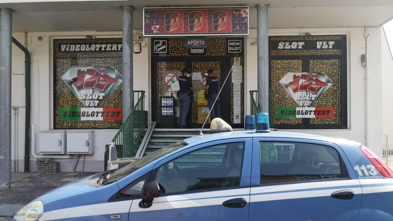 Cento, sala giochi "blindata" per evitare controlli Covid e di Polizia: il questore la chiude