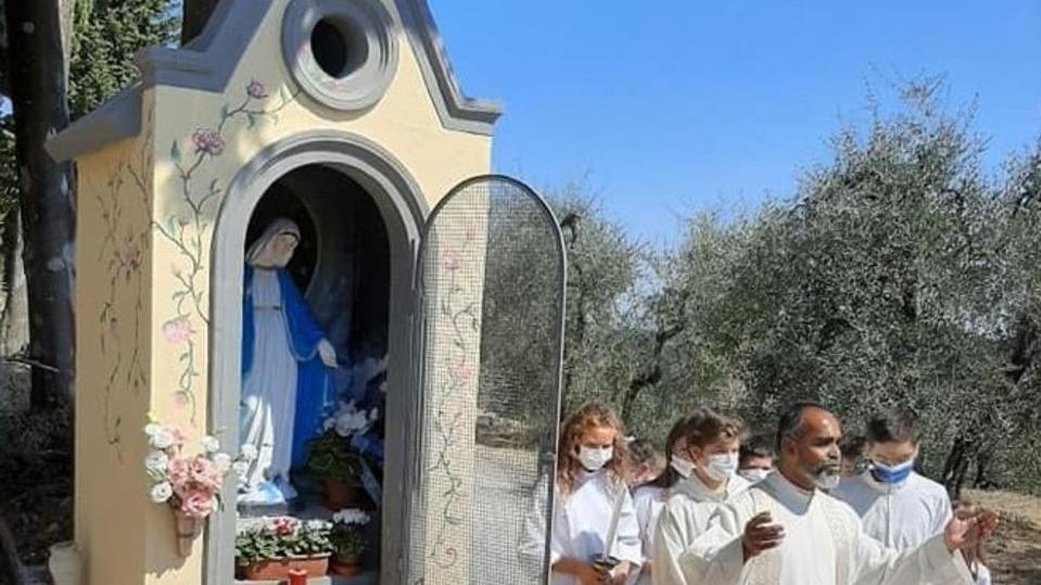 L’edicola restaurata grazie alla mobilitazione di fedeli e artigiani - Foto