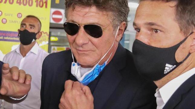 L’arrivo di Walter Mazzarri all’aeroporto di Elmas