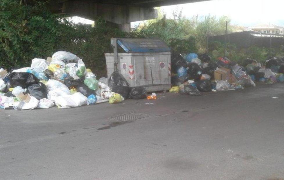 E in via San Giuseppe Vecchio in strada c’è una discarica