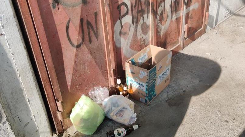 Topi e piccioni morti, bivacchi e sporcizia all’ex mercato coperto