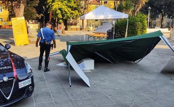 È un giovane di 24 anni il vandalo che ha devastato i gazebo di Con-vivere