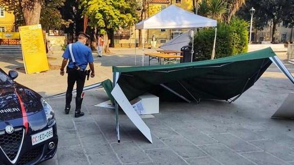 È un giovane di 24 anni il vandalo che ha devastato i gazebo di Con-vivere