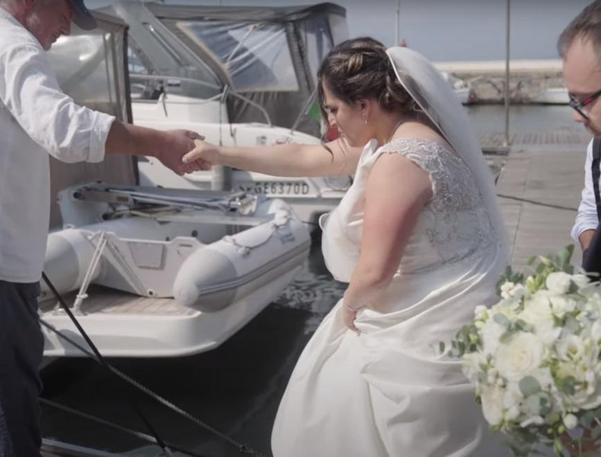 La sposa, bagnata e fortunata,vola in acqua E il video fa il giro delle chat della Versilia 