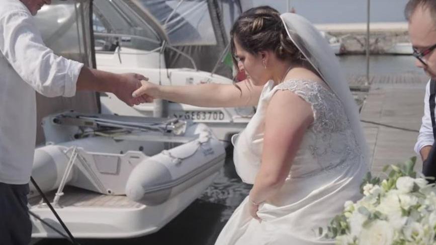 La sposa, bagnata e fortunata,vola in acqua E il video fa il giro delle chat della Versilia