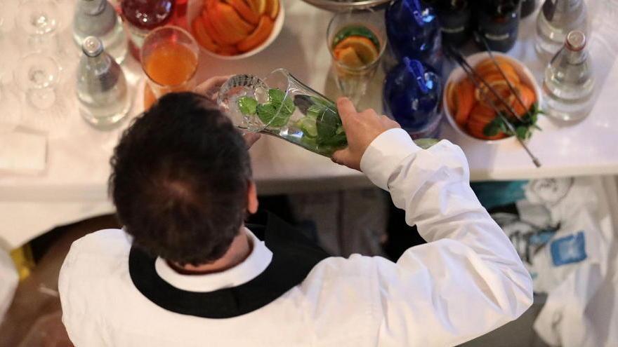 «Contratti a metà e senza riposo» Stagionali, sindacati in piazza