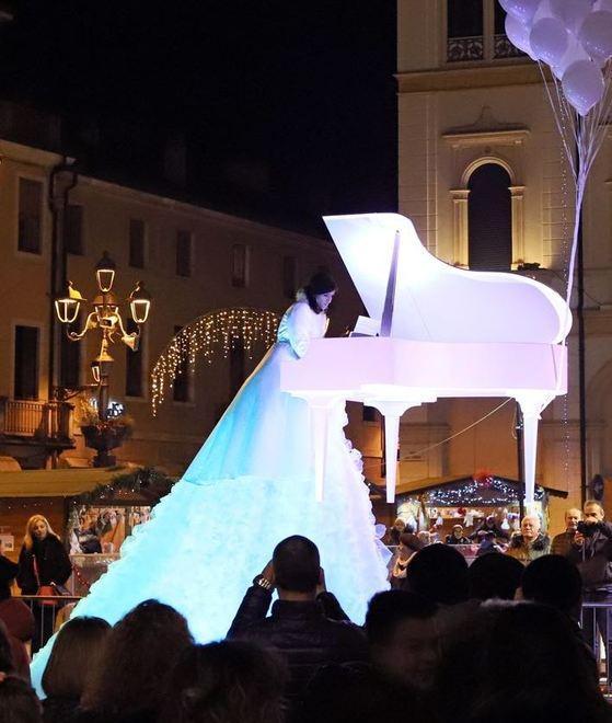Il “magico” concerto col pianoforte sospeso
