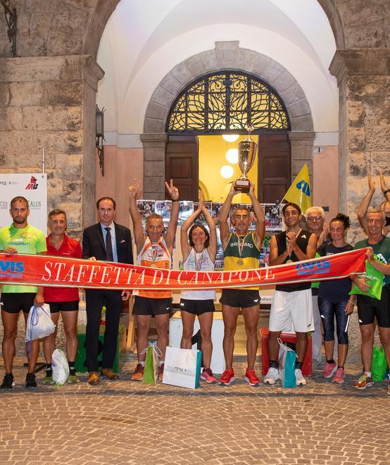 Bimbi e adulti di corsa per le vie della città 