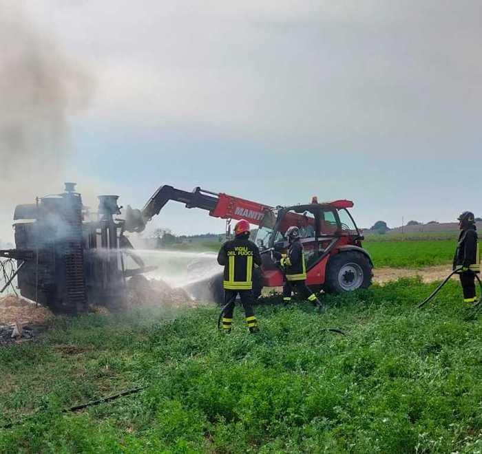 Macchinario agricolo a fuoco nelle campagne del Bondenese