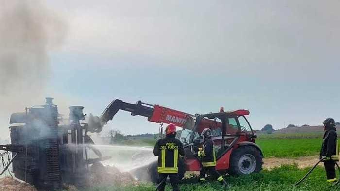 Macchinario agricolo a fuoco nelle campagne del Bondenese