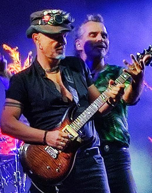 Carismatico e generoso Piero Pelù incanta e lancia messaggi sociali