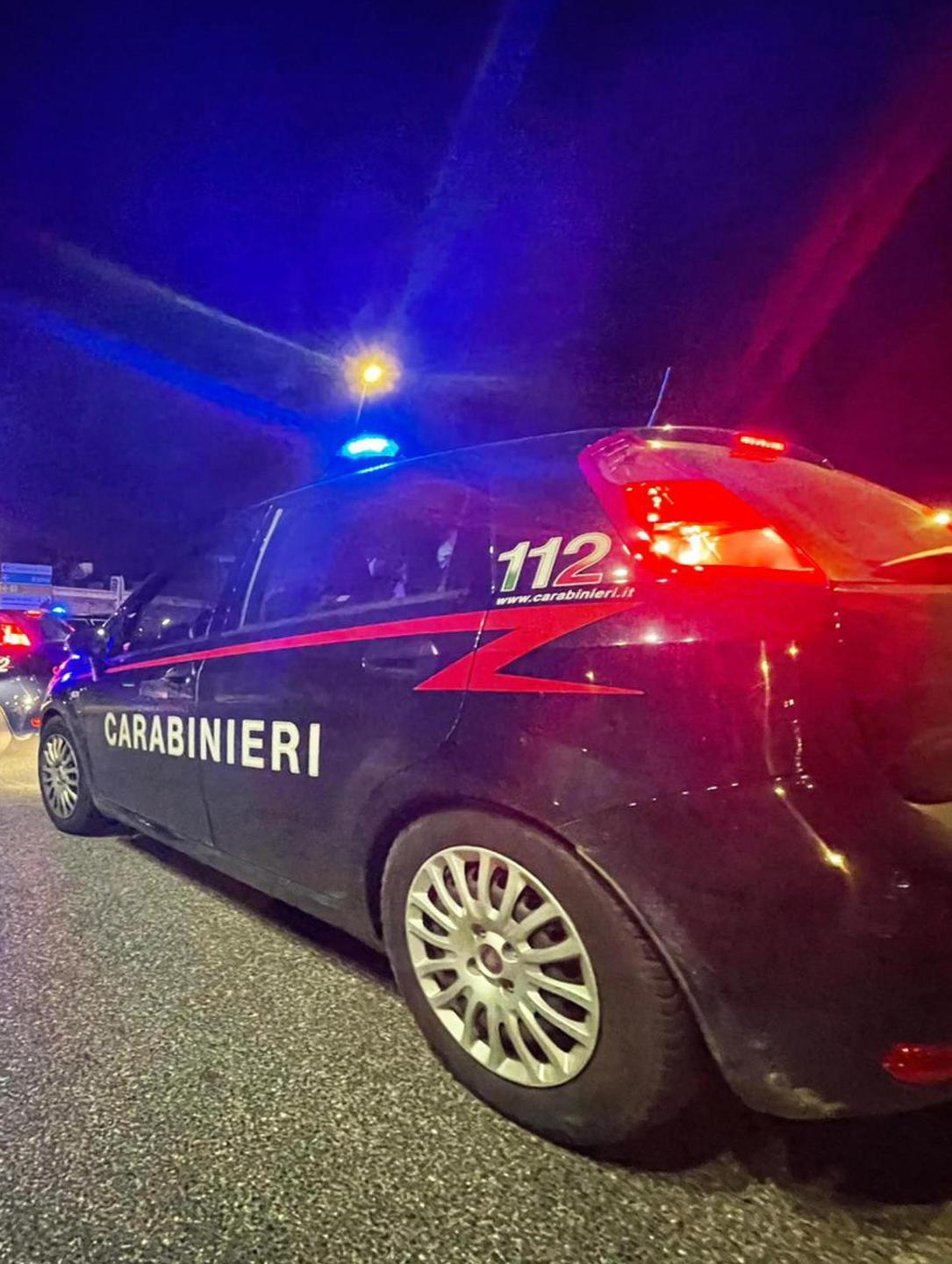 Sale sul tetto e minaccia di buttarsi 