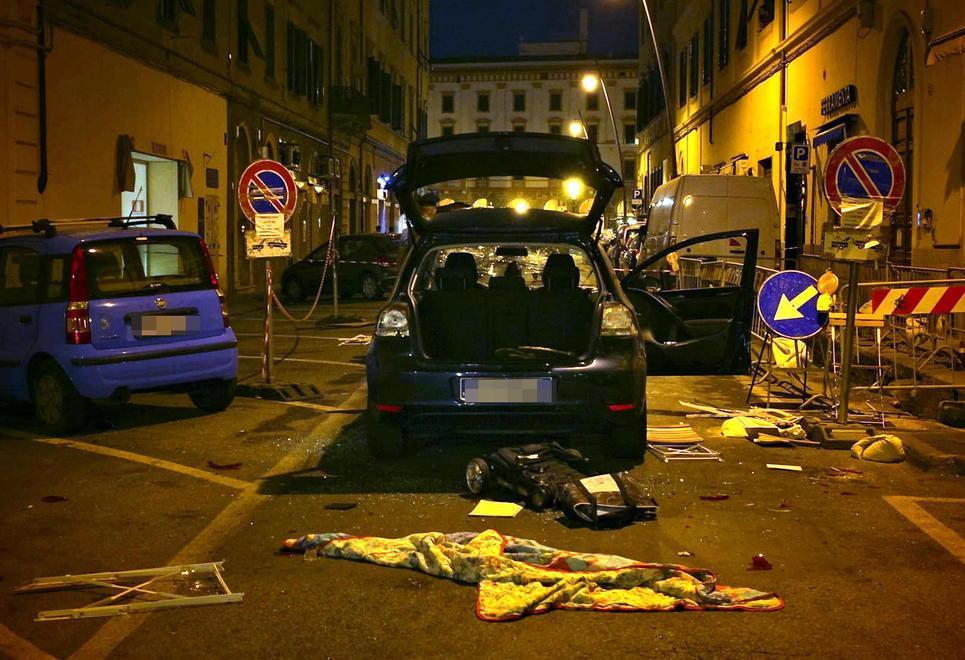 I danni a un'auto (foto Stefanini/Silvi)