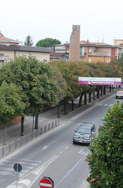 Minaccia i passanti con una bottiglia, arrestato 