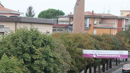 Minaccia i passanti con una bottiglia, arrestato