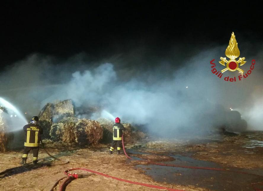 Finale, da ieri sera in corso vasto incendio di rotoballe