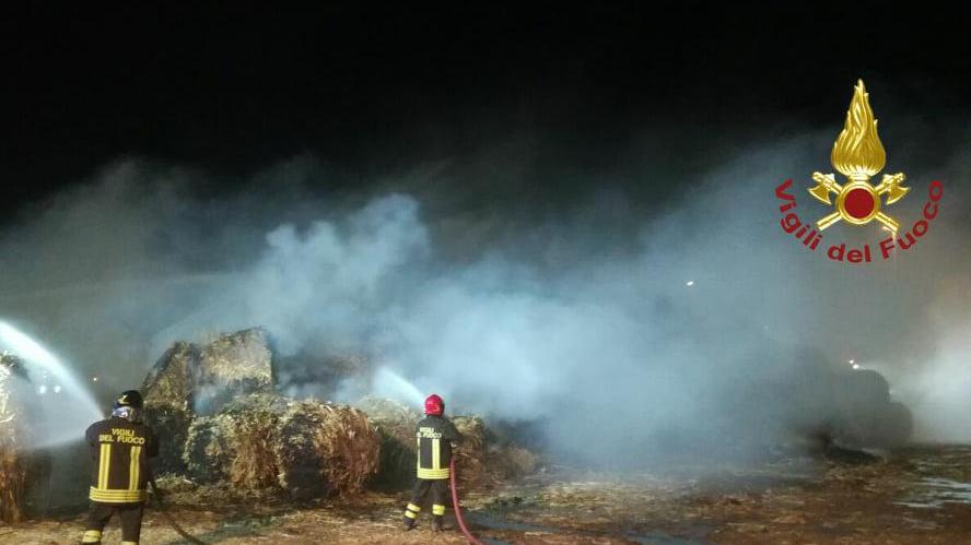 Finale, da ieri sera in corso vasto incendio di rotoballe