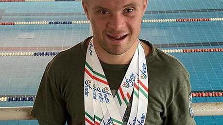 Il cecinese Guzzonato trionfa ai tricolori di nuoto paralimpico: «Amo la piscina e sono orgoglioso» 